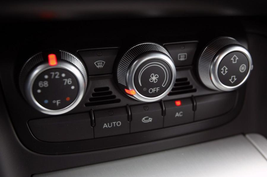 Детали интерьера Audi TT RS Coupe (8J) 2011 года  (NA) (фото 14 из 39)
